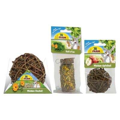 JR Farm Weiden-Apfelball in Verpackung, gefüllter Weidenball und Holzrolle mit Kräutern, rotes Prozentzeichen für Rabattaktion sichtbar.