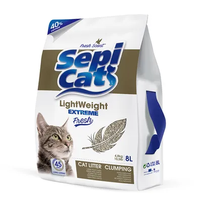 Sepicat LightWeight Extreme Fresh hrudkující stelivo pro kočky, 4,8 kg/8 l, s čerstvou vůní, o 40 % lehčí, vydrží až 45 dní. Obal zobrazuje kočku a pírko jako symbol lehkosti.