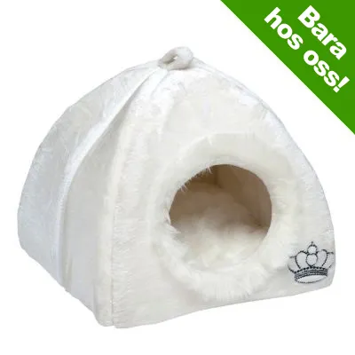 Vit plyschig koja för husdjur med rund ingång och broderad krona, texten 'Bara hos oss!' syns i grönt hörn. Material: tyg.