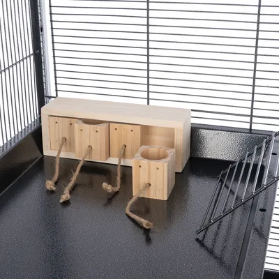 Holzspielzeug mit vier Seilen, geeignet für Käfige mit Metallgitter. Fördert Aktivität und Beschäftigung.