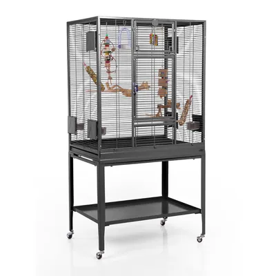 Grosser Vogelkäfig aus Metall mit Rollen, Gitterwänden und Zubehör wie Holzstangen, Spielzeug und Futternäpfen. Untergestell mit Ablagefläche. Grosser Vogelkäfig aus Metall mit Rollen, Gitterwänden und Zubehör wie Holzstangen, Spielzeug und Futternäpfen. Untergestell mit Ablagefläche.