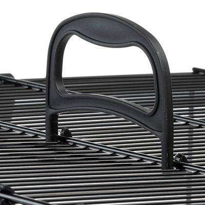 Gabbia in metallo su supporto con ruote, dotata di posatoi in legno e mangiatoie trasparenti visibili all'interno. Struttura rettangolare alta, fondo estraibile.