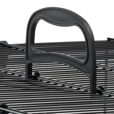 Poignée en plastique noire fixée sur le dessus d'une grille métallique, vue rapprochée. Les matériaux visibles sont le plastique et le métal.