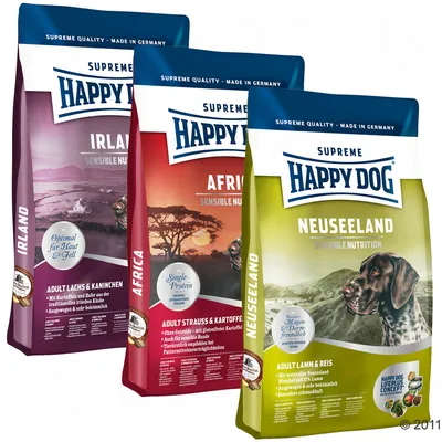 Tre poser Happy Dog Supreme Sensible Nutrition tørfoder: Irland (laks & kanin), Africa (struisvogel & kartoffel), Neuseeland (lam & ris). Synlig tekst på tysk og engelsk. Tre poser Happy Dog Supreme Sensible Nutrition tørfoder: Irland (laks & kanin), Africa (struisvogel & kartoffel), Neuseeland (lam & ris). Synlig tekst på tysk og engelsk.