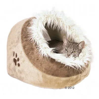 Katzenhöhle aus braunem Plüsch mit weissem Kunstfellrand und Pfotenmotiv, graue Katze liegt darin.