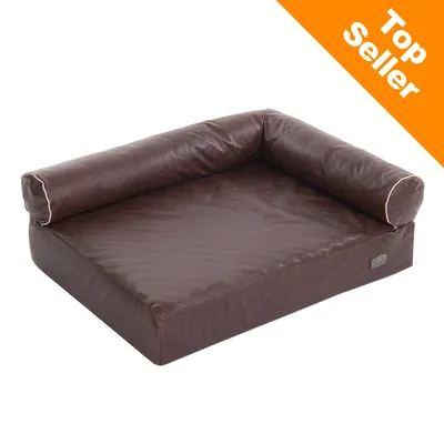 Canapé pour chien en similicuir marron avec dossier et accoudoirs, étiquette visible sur le côté. Badge orange en haut à droite : Top Seller.