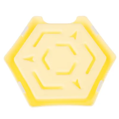 Plaque hexagonale jaune en plastique avec motifs en relief et flèches, vue du dessus. Aucun texte ou marque visible.