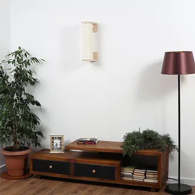 Wandmontierter Kratzbrett aus Holz und Sisal, geeignet für Katzen. Gezeigt in einem Wohnzimmer mit Pflanzen, Lampe und Holzmöbeln.