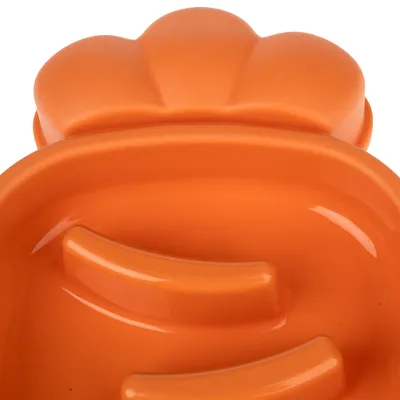 Bol de hrană portocaliu cu obstacole ridicate pentru încetinirea vitezei de alimentare.