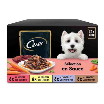 Cesar Sélection en Sauce, 24 x 100 g : 6x bœuf et carottes, 6x poulet et légumes, 6x agneau et petits pois, 6x dinde et carottes. Texte visible sur l’emballage.