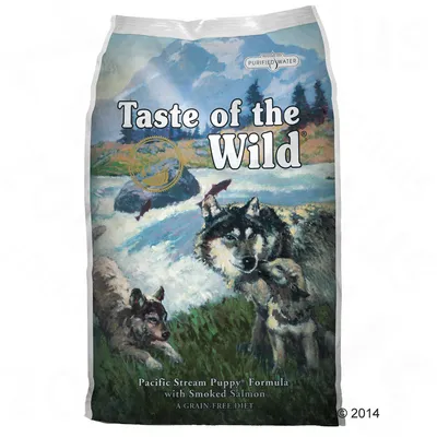 Sac Taste of the Wild Pacific Stream Puppy Formula with Smoked Salmon, text vizibil: A Grain-Free Diet, imagine cu lupi pe ambalaj.