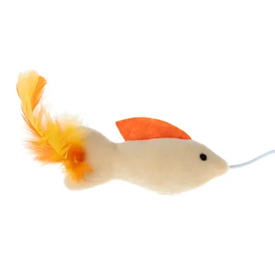 Jouet pour chat en forme de souris beige avec queue en plumes orange et jaune, nageoire dorsale orange, œil noir, matière textile visible.
