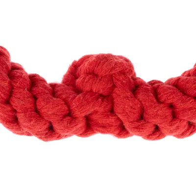 Corda intrecciata rossa in tessuto, adatta come gioco o accessorio.