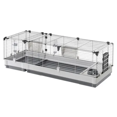 Cage pour petits animaux en métal et plastique, deux compartiments, abreuvoir, mangeoire et porte visibles, fond gris clair, structure grillagée noire.