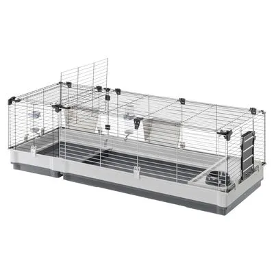Klec s kovovými mřížemi a plastovým dnem, otevřená horní dvířka, boční vstupní rampa, vnitřní napáječka a miska na krmivo, obdélníkový tvar.
