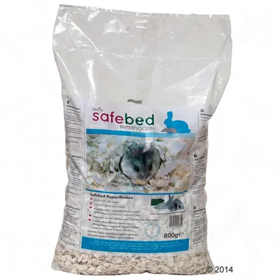 Safebed Papierflocken, 800 g. Pussi paperista valmistettua pieneläinten kuivikkeeksi tarkoitettua tuotetta, pakkauksessa hamsterin kuva ja sininen kanin siluetti.