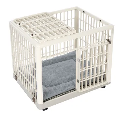 Cage pour animal en plastique beige avec porte grillagée et coussin gris à l’intérieur, vue de trois quarts, roulettes visibles à la base.