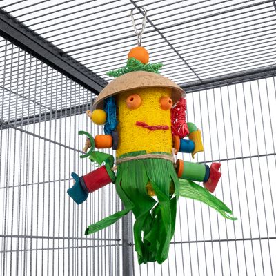 Giocattolo colorato per uccelli in materiali naturali, sospeso nella gabbia. Contiene legno, rafia ed elementi in plastica di vari colori.