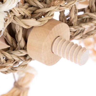 Gros plan sur une vis en bois et des cordes tressées en fibres naturelles, éléments visibles d’un accessoire pour animaux. Matériaux : bois et fibres végétales.