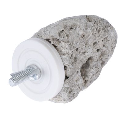 Pierre grise poreuse avec fixation en métal et plastique blanc, vis apparente pour montage sur cage ou support. Aucun texte visible, marque non identifiable.
