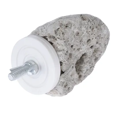 Bimsstein mit Metallhalterung und Schraube, geeignet zur Befestigung an Käfigwänden.