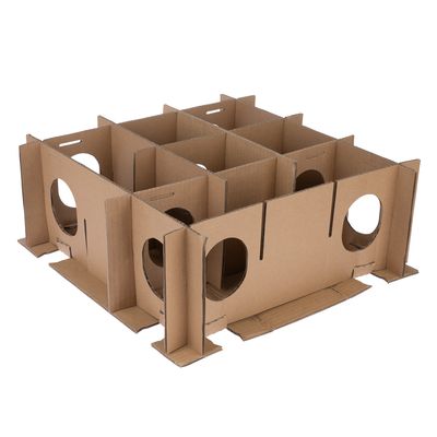 Kartónový modul s viacerými priehradkami a okrúhlymi otvormi, vhodný na modulárne konštrukcie alebo hracie plochy.