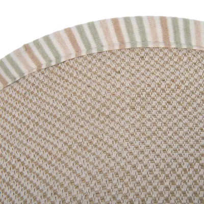 Gros plan sur une surface tressée beige avec bordure en tissu à rayures vertes et beiges, matériau textile visible.