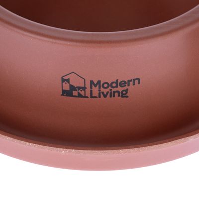 Modern Living. Logo značky na hnědém povrchu.