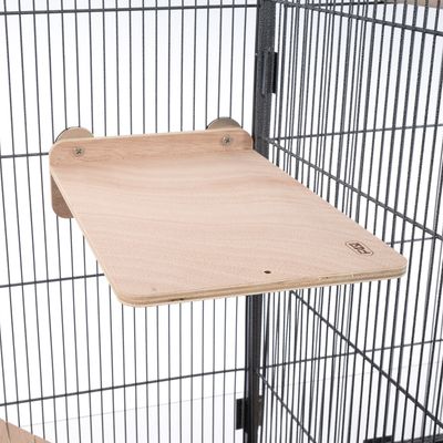 Plateforme en bois fixée sur les barreaux d’une cage, logo TIAKI visible dans un coin de la planche.