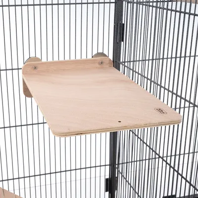 Plateforme en bois fixée sur les barreaux d’une cage, logo TIAKI visible dans un coin de la planche.