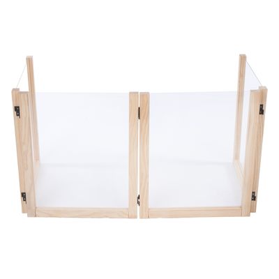 Träram med transparenta plexiglassidor, lämplig som avskiljare eller inhägnad. Fällbara delar med svarta metallgångjärn.