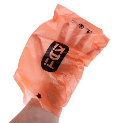 Sacco arancione in plastica con scritta nera 'K-D-T', indossato su una mano. Presenti simboli di avvertenza e una freccia nera visibili sulla superficie.