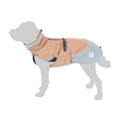 Manteau pour chien beige et gris avec fermeture à boucle, bande réfléchissante au col, poche zippée sur le dos et écusson rond visible sur le côté arrière.