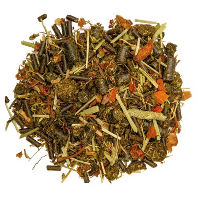 Mix van pellets, gedroogde kruiden en groenten, verschillende kleuren en vormen zichtbaar.