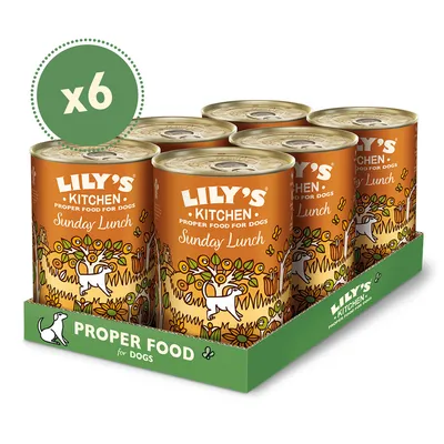 6 kpl Lily's Kitchen Proper Food for Dogs Sunday Lunch -koiranruokapurkkeja vihreässä pakkauksessa, etiketissä valkoinen koira ja kukkia. Pakkauksessa teksti: PROPER FOOD for DOGS.
