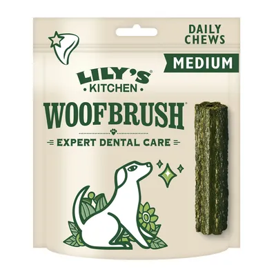 Embalagem de Lily's Kitchen Woofbrush Expert Dental Care, Daily Chews Medium. Mostra um stick dentário e ilustração de cão. Texto em inglês visível na embalagem.