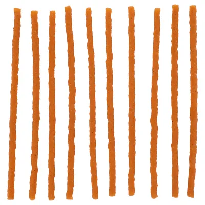 Dix bâtonnets orange alignés, friandises longues et fines pour animaux. Aucun emballage ou marque visible.