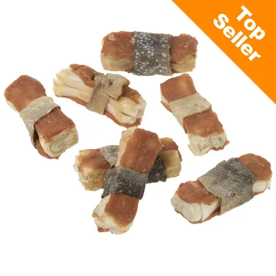 Žuvacie maškrty pre psov, zvinuté kúsky s viditeľnými pásikmi sušenej kože a rybej kože. Oranžový roh s textom Top Seller.