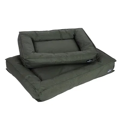 Deux paniers rectangulaires verts pour chien, en tissu, étiquette visible avec le nom 'Milo & Me' sur le côté de chaque panier.
