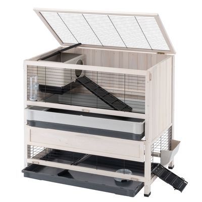 Twee verdiepingen houten knaagdierenkooi met openklapbaar traliedak, kunststof lades, twee zwarte hellingen, drinkfles, voerbak en slaaphuisje zichtbaar.