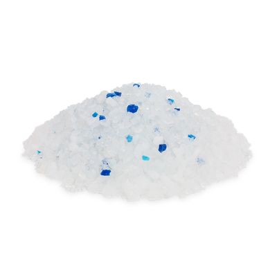 Granulés blancs et bleus visibles, amas de litière pour chat en silice sans emballage ni marque apparente.