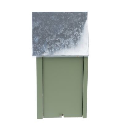 Abri rectangulaire vert avec toit incliné en métal, structure en bois peint. Aucun texte ou marque visible.