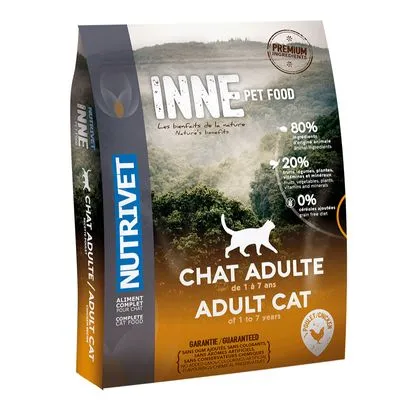 NUTRIVET INNE Pet Food kattenvoer voor volwassen kat 1–7 jaar, 80% dierlijke ingrediënten, 20% groenten en planten, 0% granen. Tekst in Frans en Engels zichtbaar op verpakking.