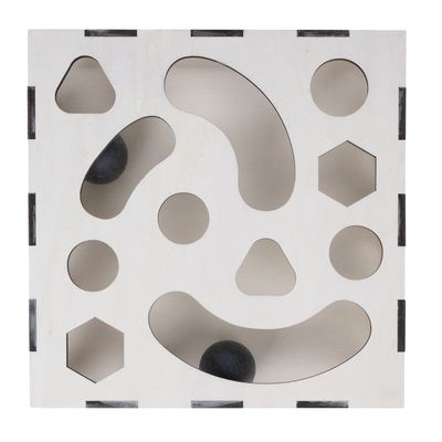 Drewniana zabawka z wycięciami w kształtach geometrycznych: koła, trójkąty i sześciokąty. Dwie czarne kulki widoczne w wycięciach.