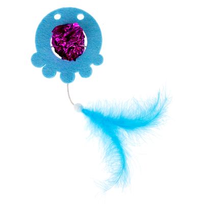 Zabawka z niebieskiego filcu z fioletowym brokatowym środkiem i dwiema niebieskimi piórami, przymocowana do drutu.