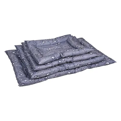 Grey water-repellent dog mat with droplet pattern, stacked in various sizes. Grey water-repellent dog mat with droplet pattern, stacked in various sizes.