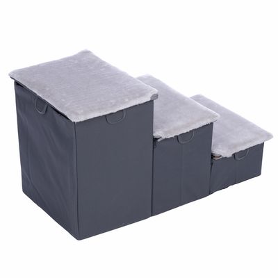 Sivé trojstupňové schodisko s mäkkým, svetlosivým čalúnením na stupňoch. Vhodné pre domáce zvieratá alebo ako pomôcka na vystupovanie.