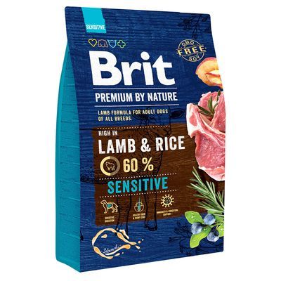Brit Premium by Nature hondenvoer, high in lamb & rice, 60% sensitive, GMO free, soy free. Tekst: lamb formula for adult dogs of all breeds. Afbeeldingen van lamsvlees en kruiden zichtbaar.