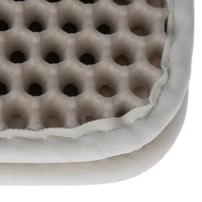 Primo piano di una superficie beige con scanalature a nido d'ape.