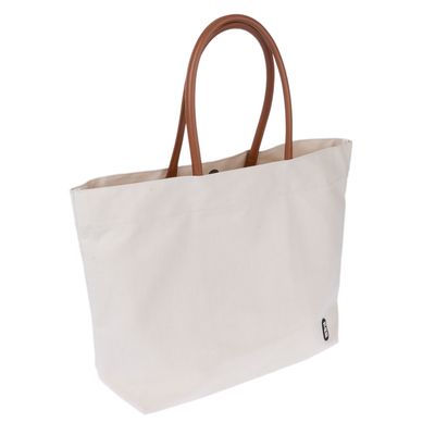 Бежова платнена чанта с кафяви дръжки и малка черна емблема в долния десен ъгъл.